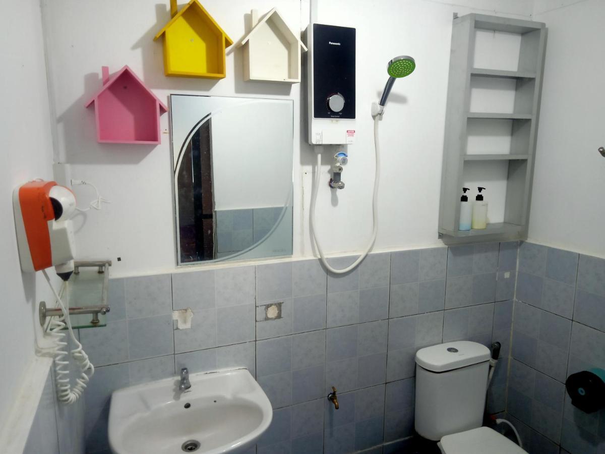 Tumombuvoi Homestay Tiga Papan Exterior foto